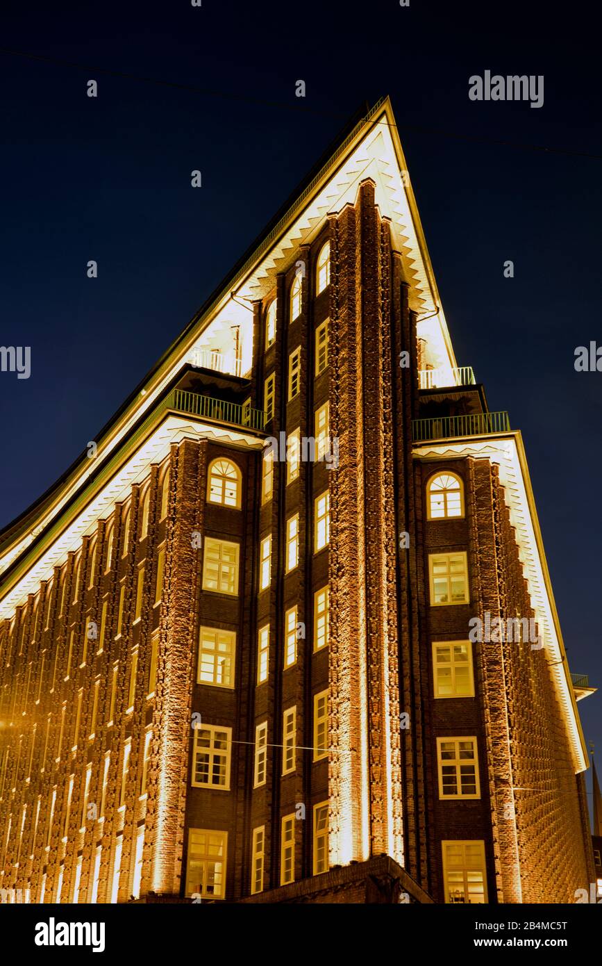 Europe, Allemagne, Hambourg, Ville, Kontorhausviertel, Chilehaus, façade clinker, construite de 1922 à 1924 par Fritz Höger, site du patrimoine mondial, nuit, extrémité pignon Banque D'Images