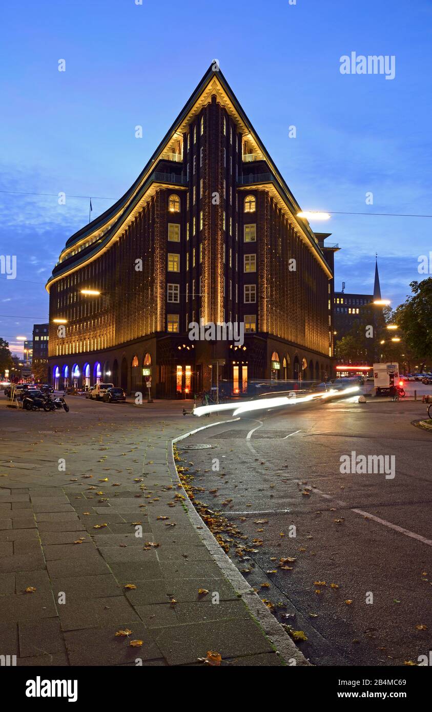 Europe, Allemagne, Hambourg, Ville, Kontorhausviertel, Chilehaus, façade clinker, construite de 1922 à 1924 par Fritz Höger, site du patrimoine mondial, crépuscule, extrémité pignon Banque D'Images