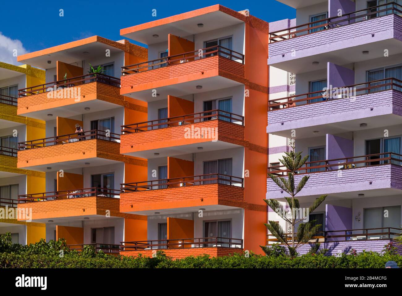 Espagne, Canaries, Gran Canaria, Playa del Ingles, balcons colorés Banque D'Images