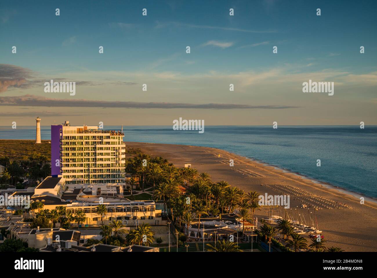 Espagne, îles Canaries, île de Fuerteventura, Morro jable, vue panoramique sur la ville par la plage Playa del Matorral, coucher de soleil Banque D'Images