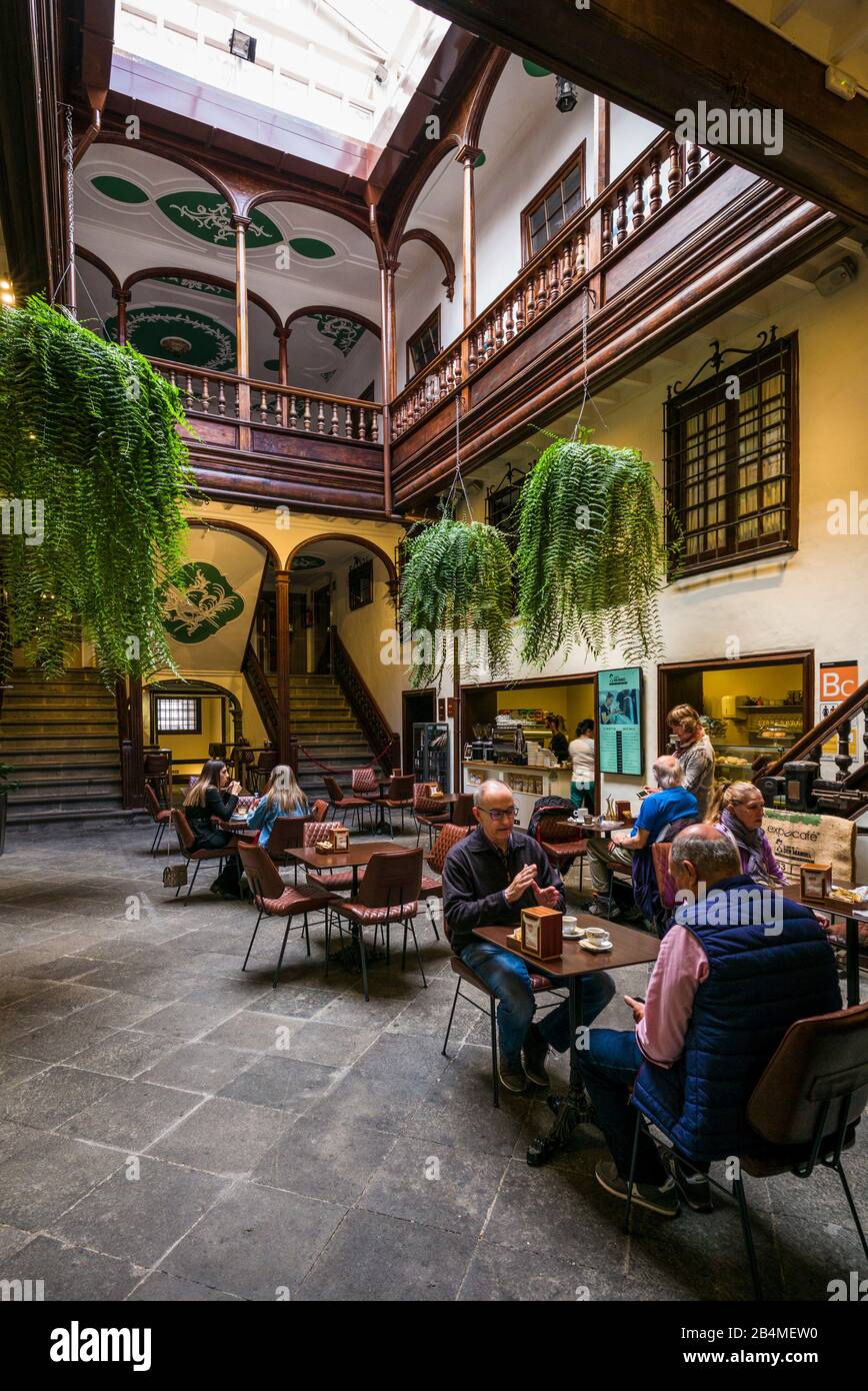 Espagne, Canaries, l'île de La Palma, Santa Cruz de la Palma, Casa Cabrera, maison historique intérieur avec les visiteurs de café, construit 1864, NR Banque D'Images