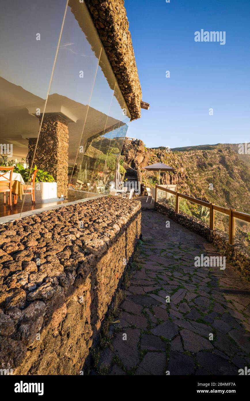 Espagne, Canaries, l'île de El Hierro, Guarazoca, le Mirador de la Pena, affichage et d'un restaurant conçu par le célèbre artiste César Manrique Banque D'Images