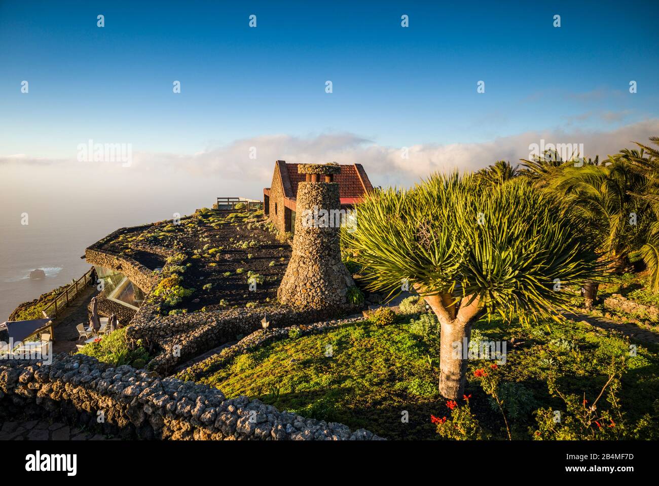 Espagne, Canaries, l'île de El Hierro, Guarazoca, le Mirador de la Pena, affichage et d'un restaurant conçu par le célèbre artiste César Manrique Banque D'Images