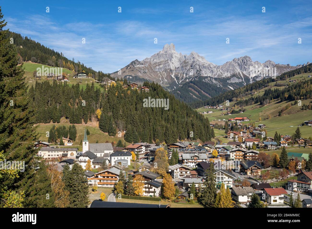 Blick über Filzmoos zur Bischofsmütze (2458 m), Bezirk St. Johann im Pongau, Land Salzburg, Österreich, Oktober 2019 Banque D'Images