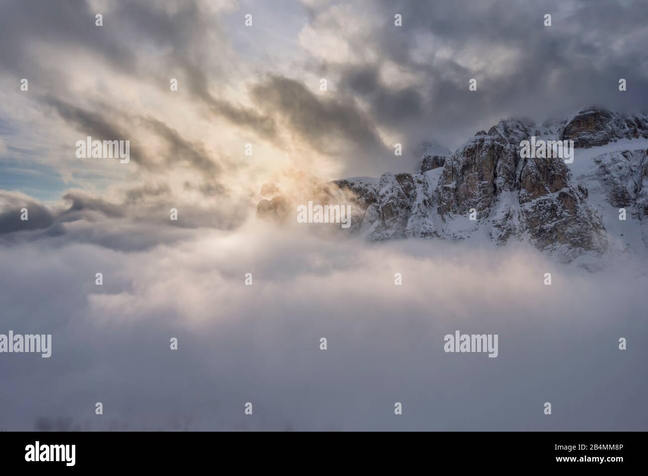 Grödner Joch, Provin Bozen, Südtirol, Italie, Europa. Luftbildaufnahme der Sellagruppe Banque D'Images