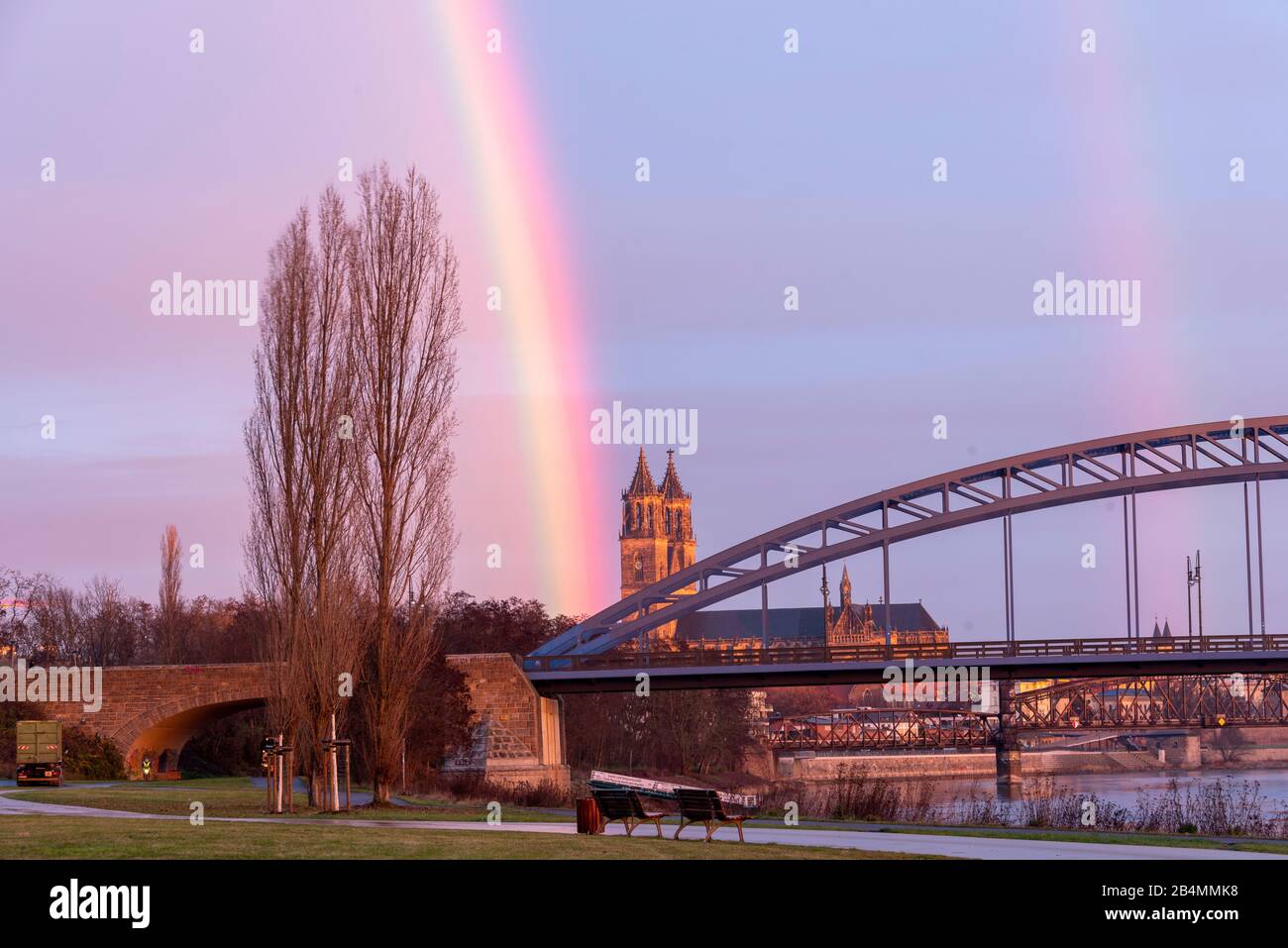 L'Allemagne, la Saxe-Anhalt, Magdeburg, un arc-en-ciel coloré, se trouve à côté de la cathédrale de Magdeburg. Banque D'Images