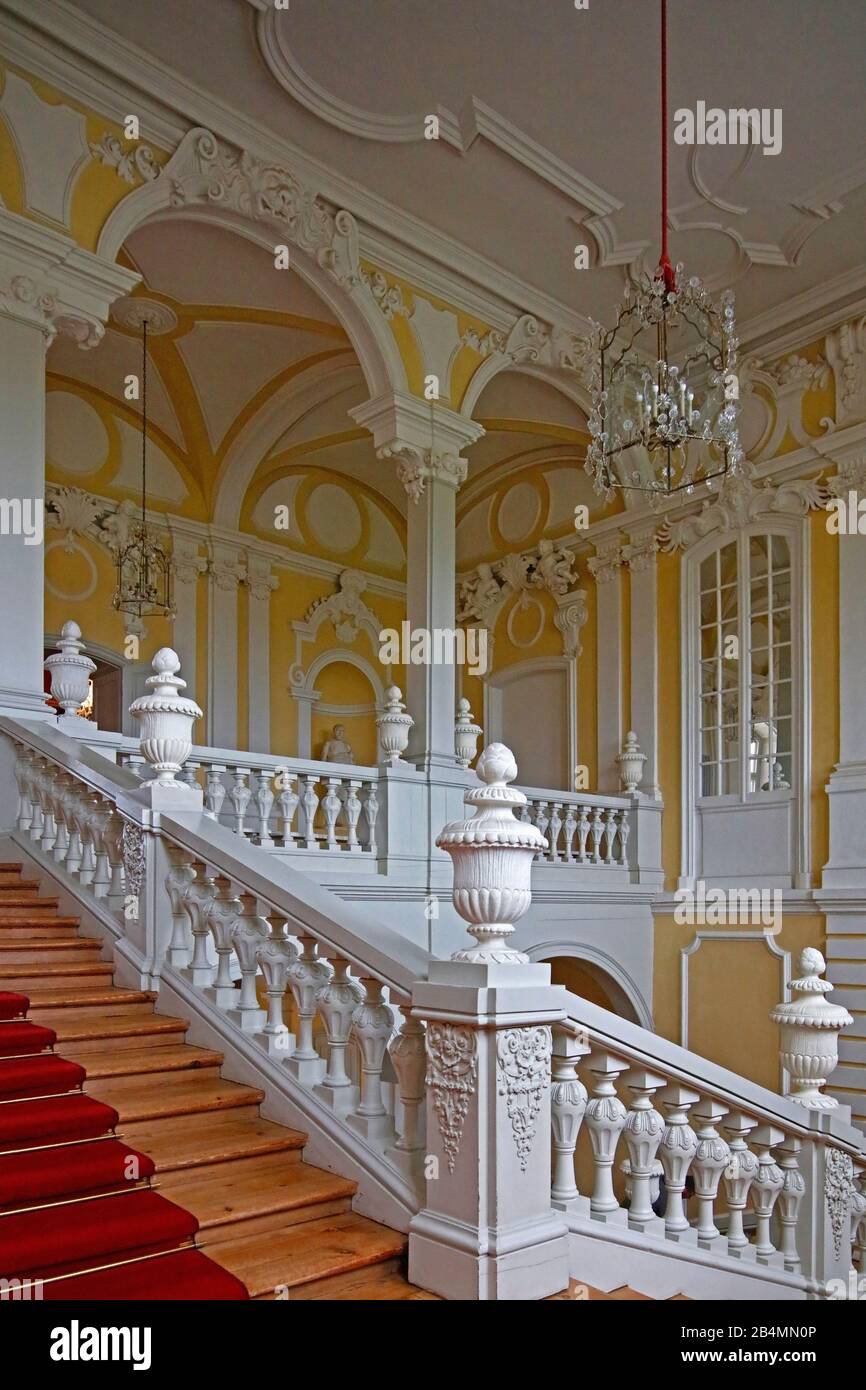 États baltes, Lettonie, escalier du palais Rundale près de Bauska (65 km au sud de Riga), construit 1735-1740 par Bartolomeo Rastrelli au nom d'Ernst Johann von Biron, parc du palais Banque D'Images