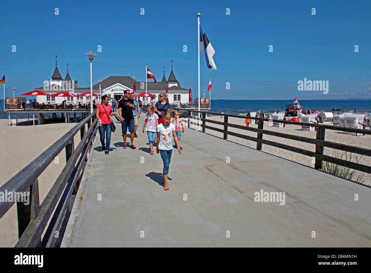 Allemagne, Mecklembourg-Poméranie occidentale, Ahlbeck station balnéaire, Usedom île, côte Baltique, jetée de 1898, l'apparence d'aujourd'hui à partir de 1930, seule jetée originale en Mecklembourg-Poméranie occidentale, touristes, Banque D'Images