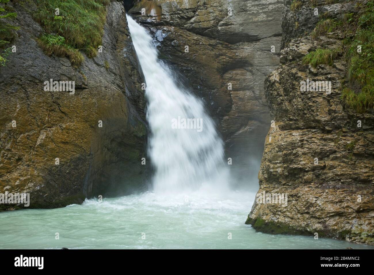 La chute la plus basse de Truemmelbachfall dans la vallée de Lauterbrunnen. Banque D'Images