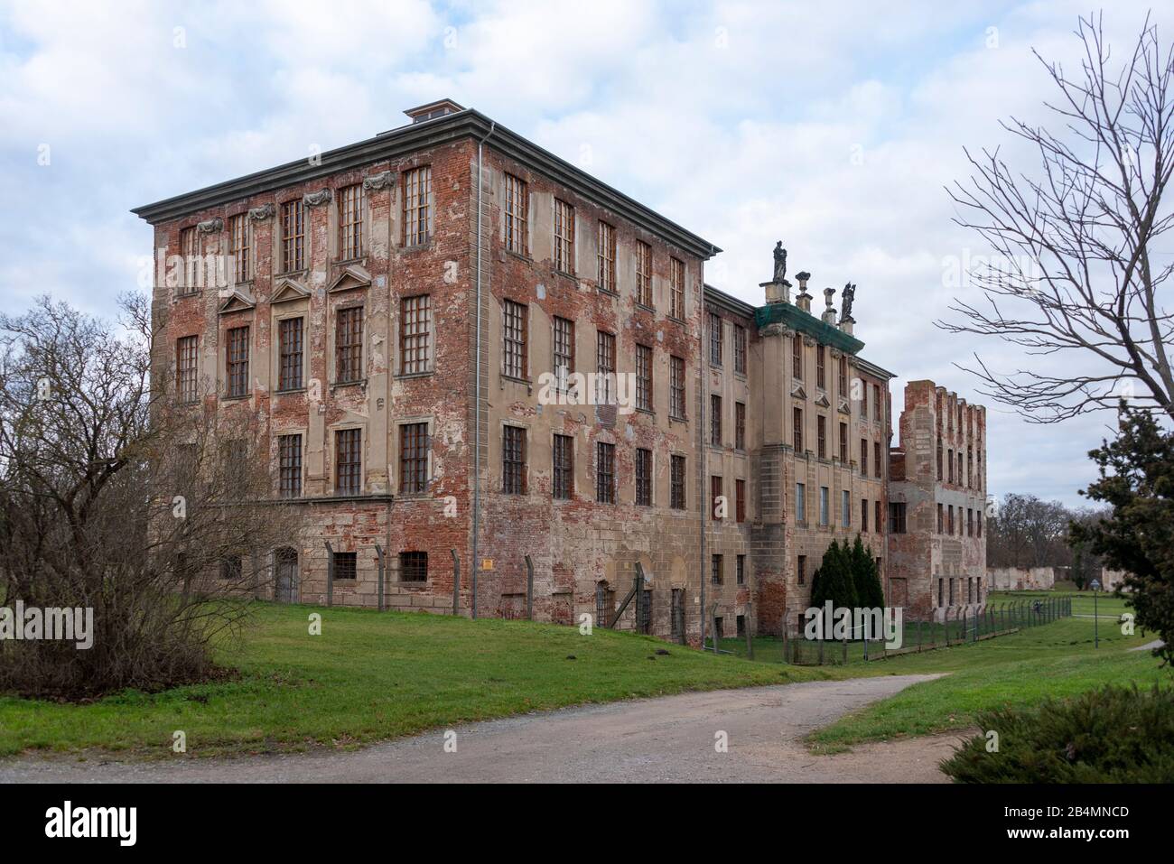 Allemagne, Saxe-Anhalt, Zerbst, vue sur les ruines du château de l'ancienne résidence princière d'Anhalt-Zerbst. Le bâtiment a été gravement endommagé lors d'un attentat à la bombe de la seconde Guerre mondiale Entre autres, Sophie Auguste Friederike von Anhalt-Zerbst, qui devint plus tard russe Tsarina Catherine la Grande, vivait au château. Banque D'Images