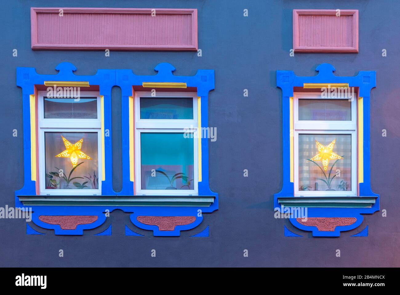 Deutschland, Sachsen-Anhalt, Magdeburg, Blick auf weihnachtlich geschmückte Fenster in der Otto-Richter-Straße im Stadtteil Sudenburg, die bunten Häus Banque D'Images