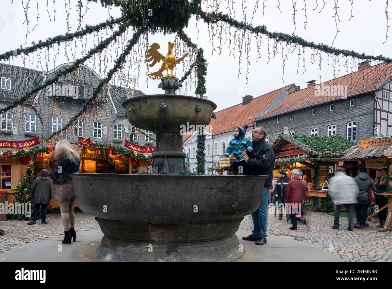 Allemagne, Basse-Saxe, Harz, Goslar, fontaine du marché, visiteurs au marché de Noël, Kaiserlinghaus, étals de Noël. Banque D'Images