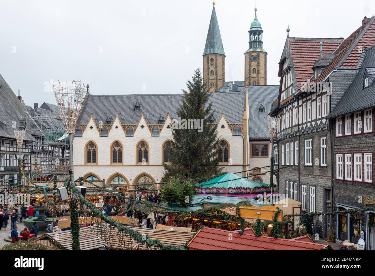 Allemagne, Basse-Saxe, Harz, Goslar, Marktkirche, marché de Noël traditionnel, visiteurs du marché de Noël. Banque D'Images