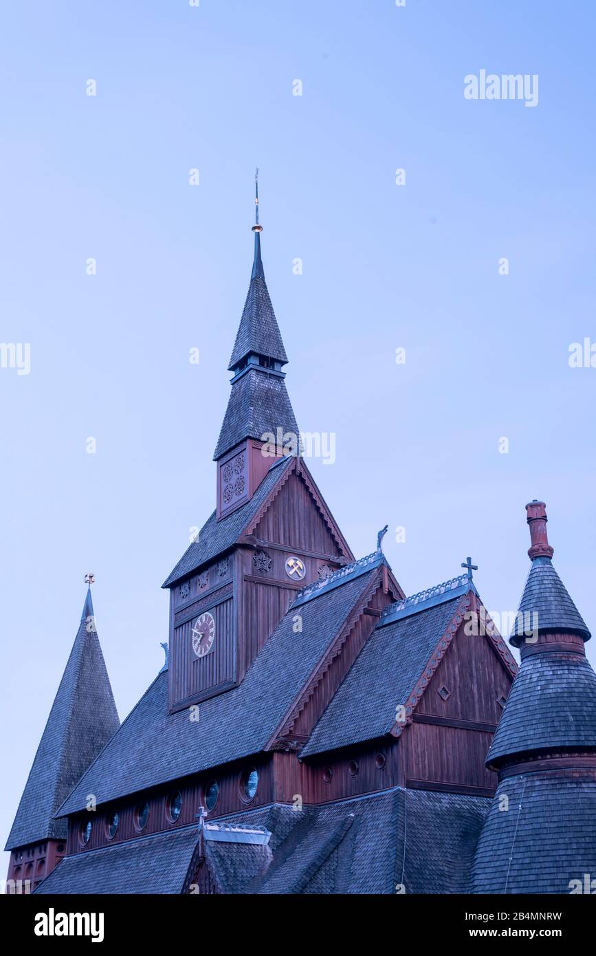 Allemagne, Basse-Saxe, Harz, Goslar, vue sur le toit de l'église Gustav Adolf stave à Hahnenklee, construite en 1907 - 1908, modélisée sur l'église stave de Borgund en Norvège. Banque D'Images