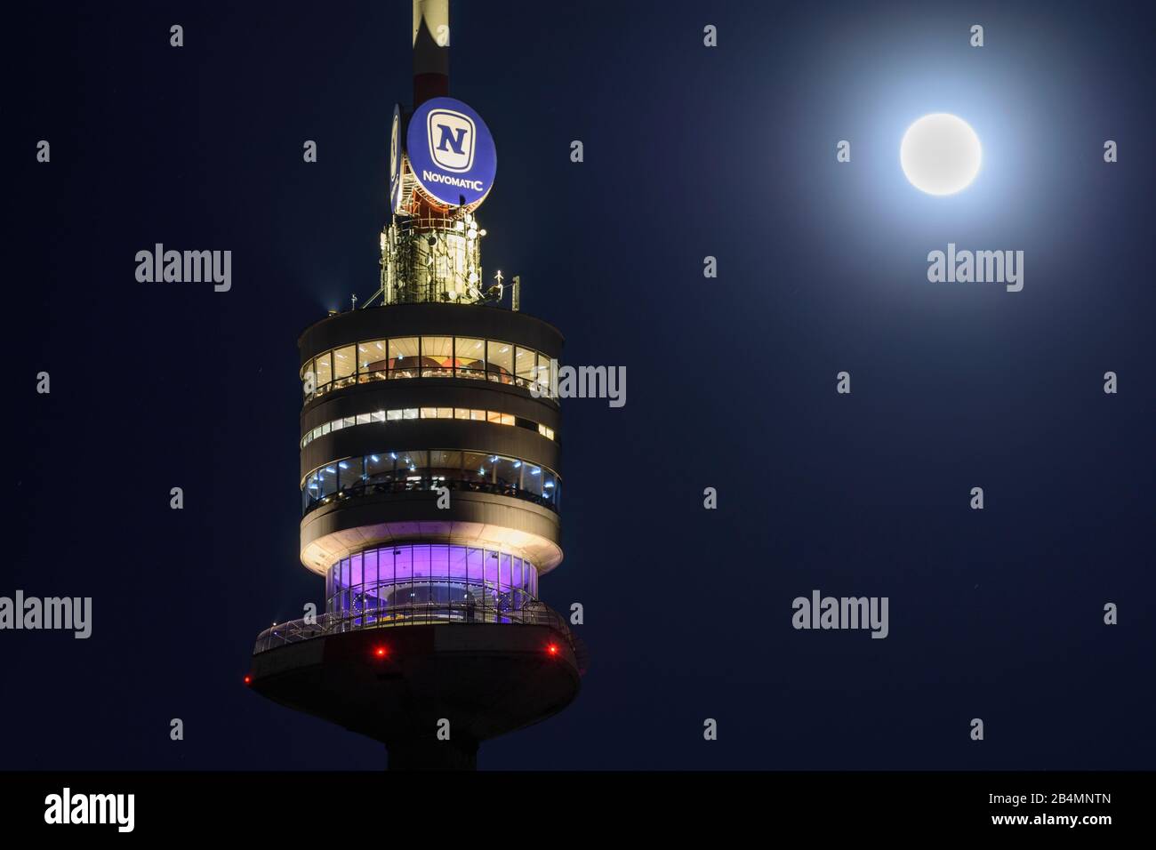 Wien, Vienne : Donauturm (Tour du Danube), pleine lune, Novomatic annonce dans 22. Donaustadt, Wien, Autriche Banque D'Images