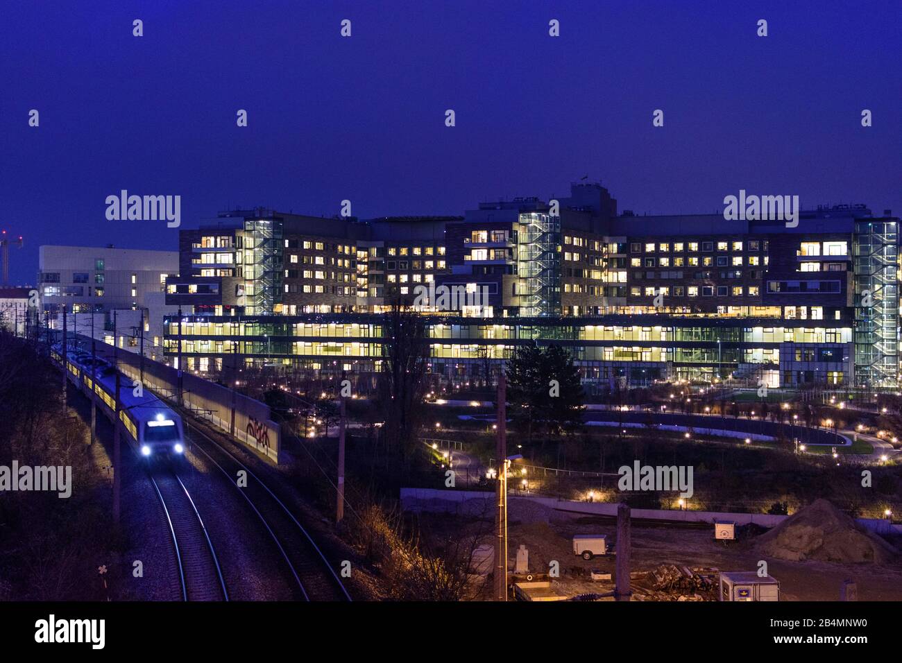 Wien, Vienne: Hôpital 'Krankenhaus Nord' Klinik Floridsdorf, ligne de train en 21. Floridsdorf, Wien, Autriche Banque D'Images