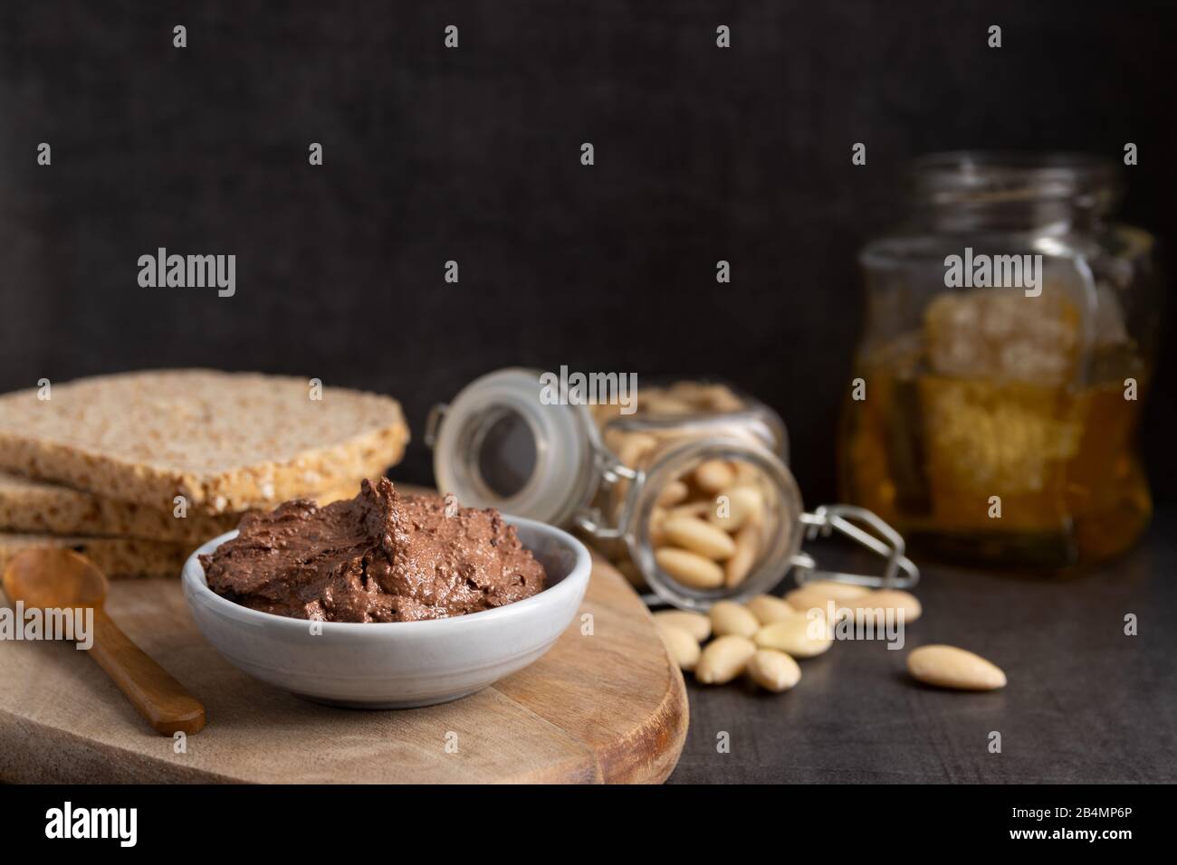 Tartinade au chocolat végétalien maison dans un petit bol fait de beurre d'amande, de cacao et de miel. Banque D'Images