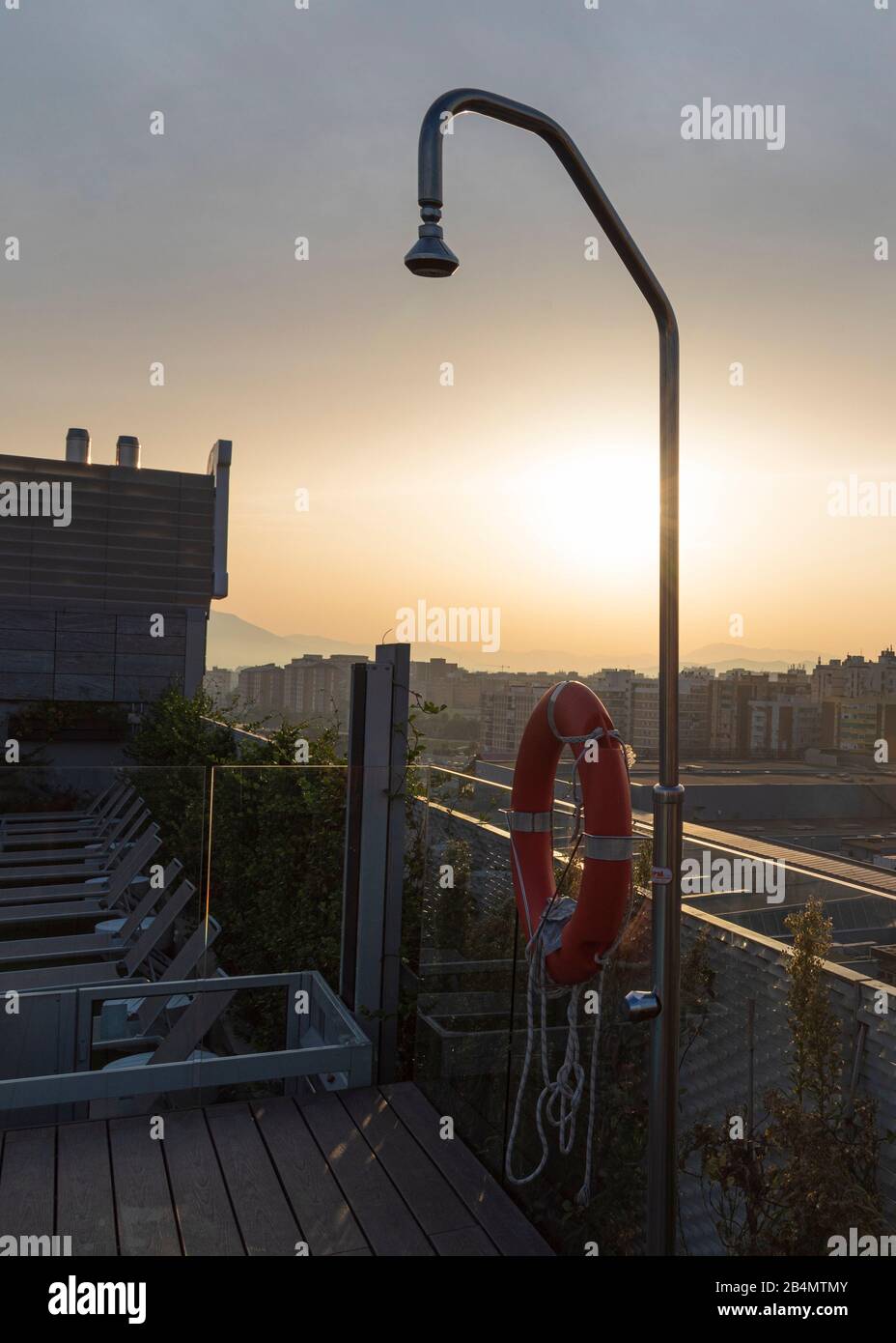 Un jour à Malaga; impressions de cette ville en Andalousie, Espagne. Vue sur Malaga depuis un bar sur le toit avec piscine Banque D'Images