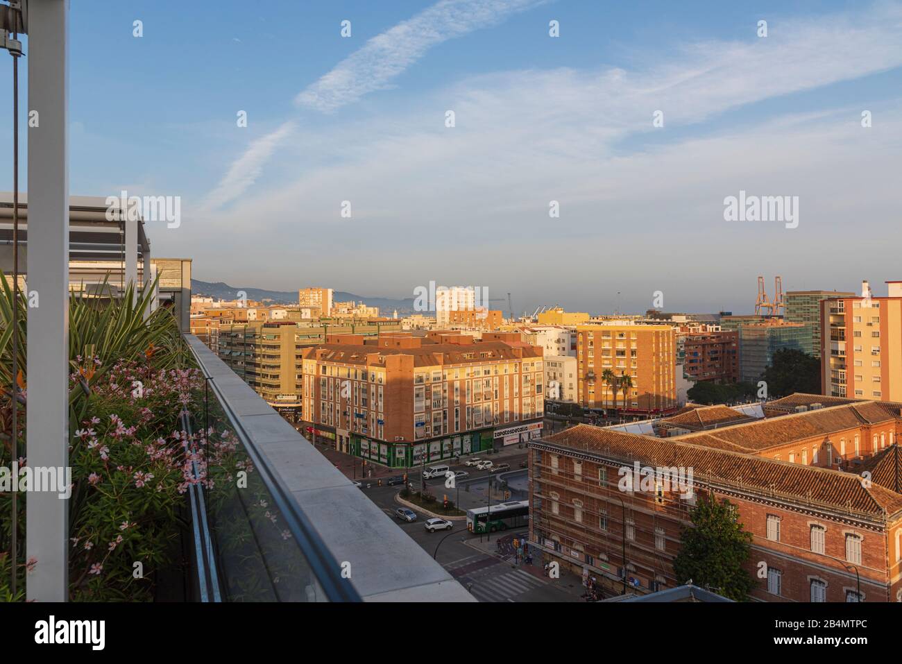 Un jour à Malaga; impressions de cette ville en Andalousie, Espagne. Vue sur Malaga depuis un bar sur le toit. Banque D'Images