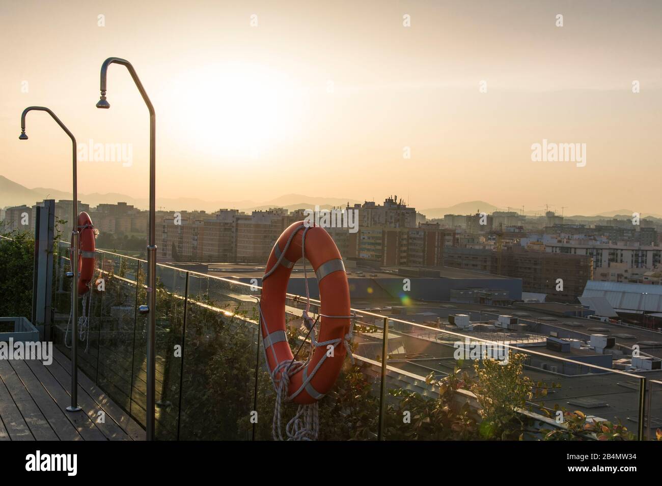 Un jour à Malaga; impressions de cette ville en Andalousie, Espagne. Vue sur Malaga depuis un bar sur le toit avec piscine Banque D'Images