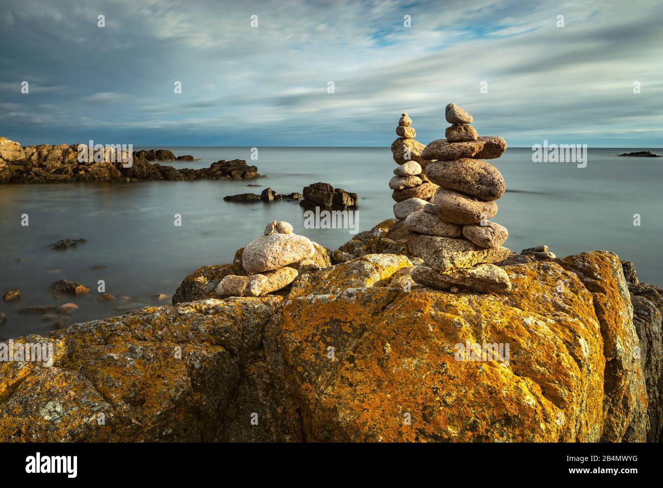 Danemark, Bornholm, Allinge-Sandvig, côte rocheuse avec cairn dans la lumière du matin Banque D'Images