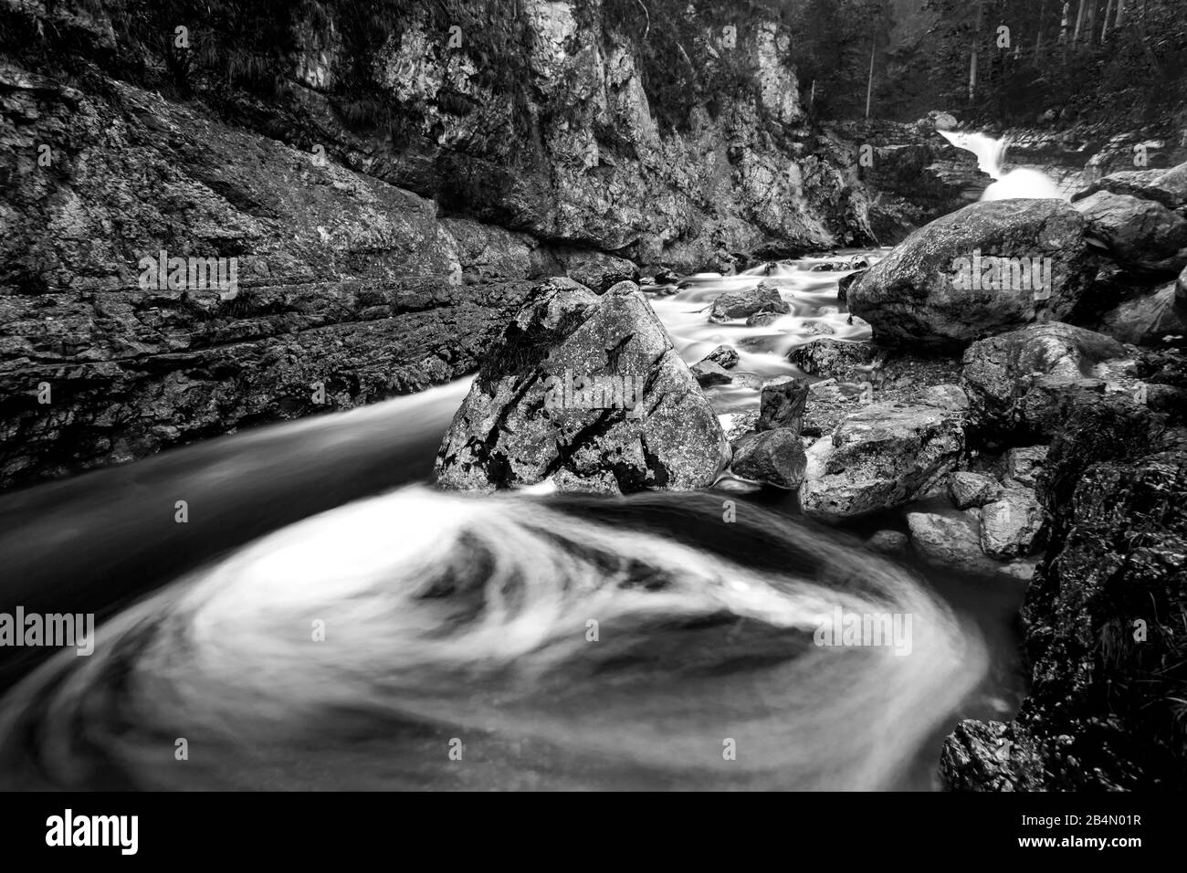 Le débit d'eau forme un gyroscope dans le lit du ruisseau du Kuchflucht près de Garmisch-Partenkirchen Banque D'Images