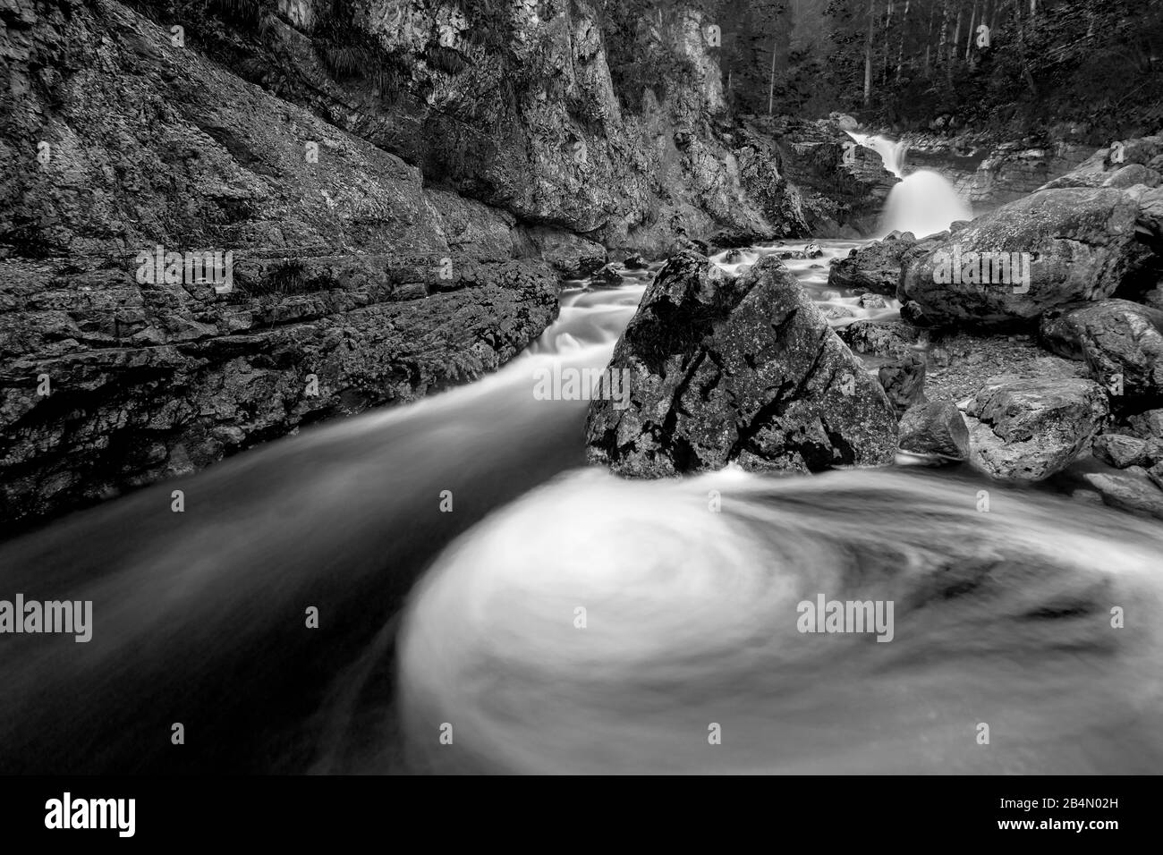 Le débit d'eau forme un gyroscope dans le lit du ruisseau du Kuchflucht près de Garmisch-Partenkirchen Banque D'Images
