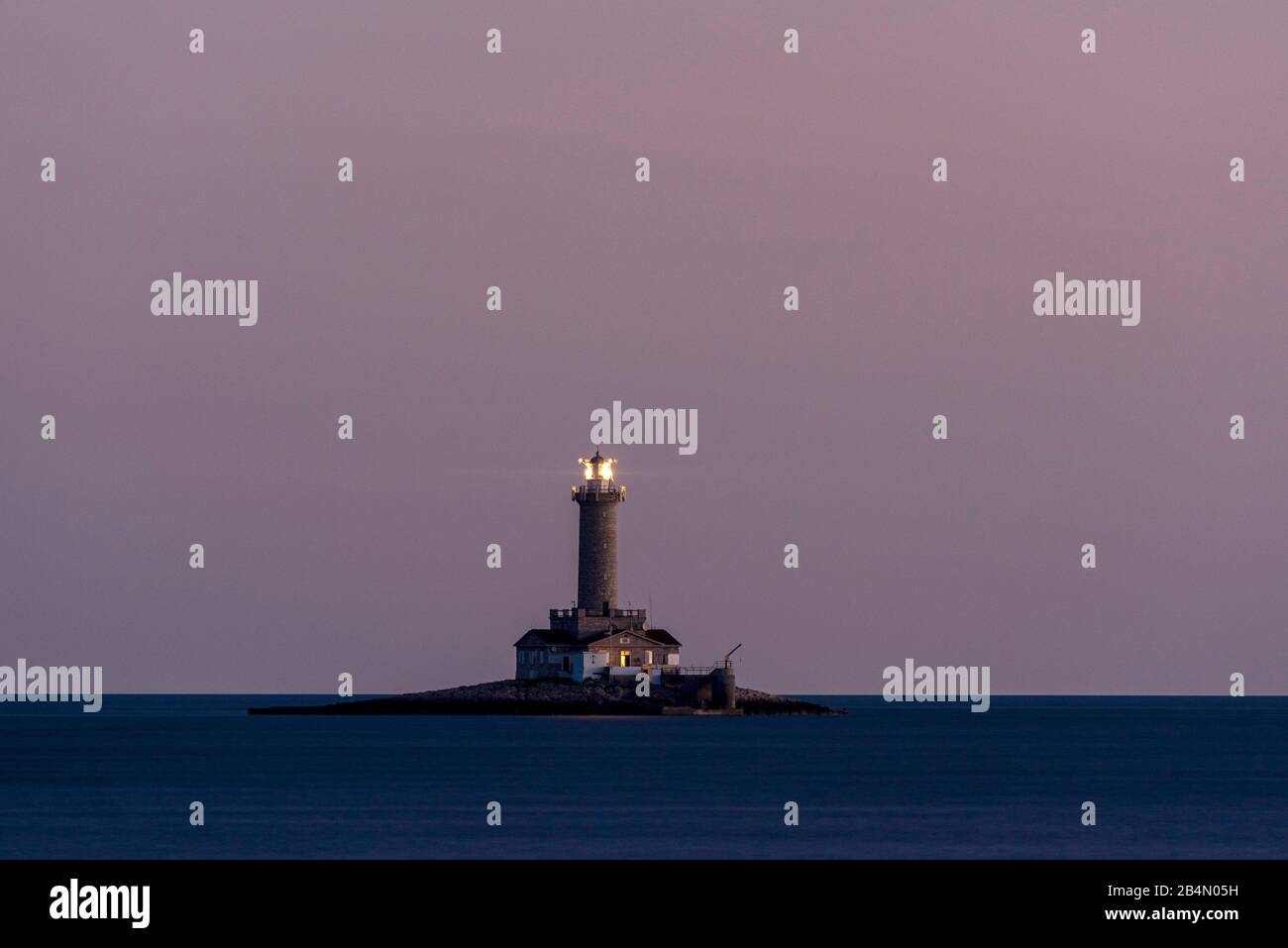 Le phare de Premantura sur la côte d'Istrian à la tombée de la nuit. Banque D'Images