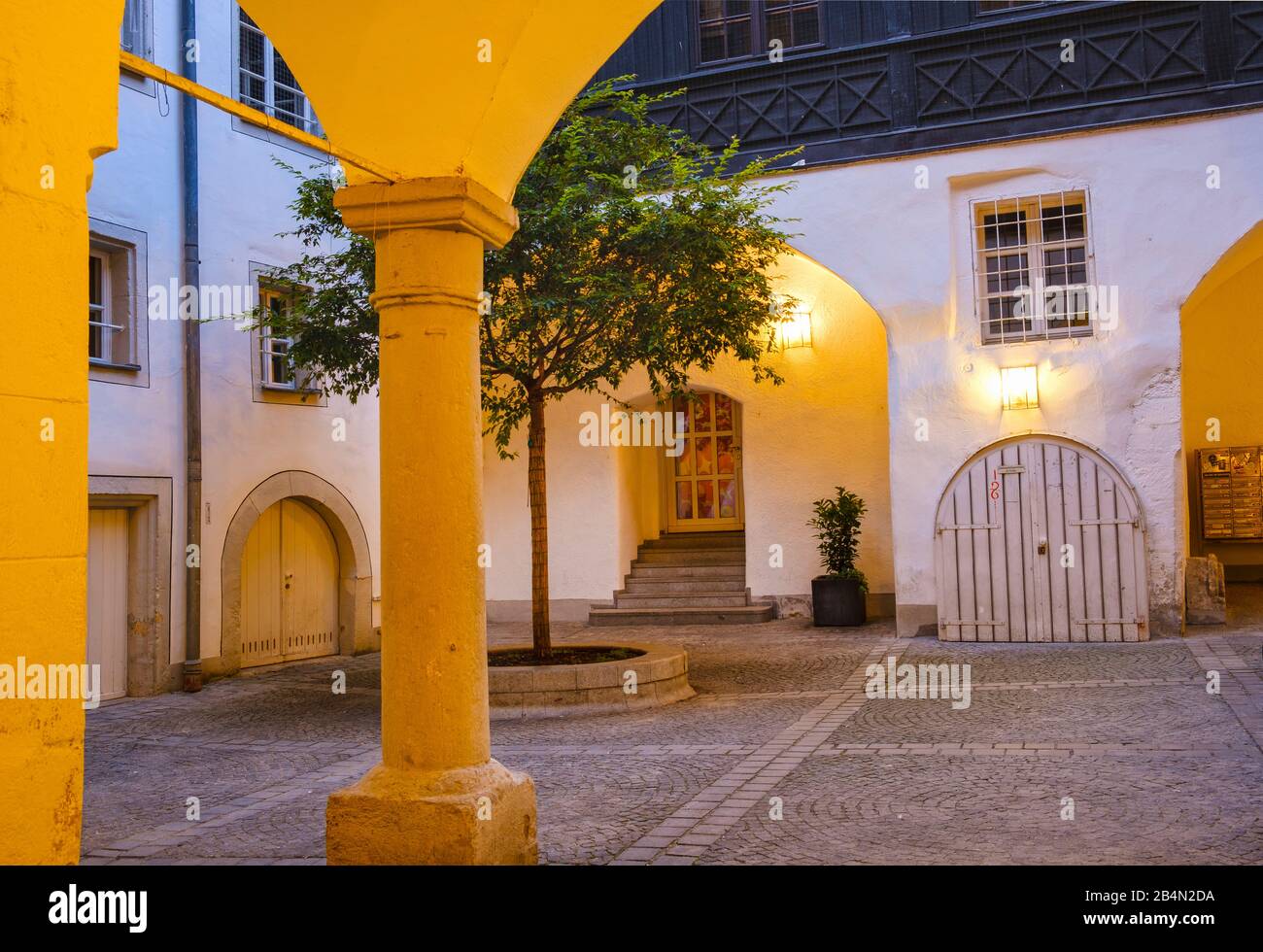 Arcades de la Renaissance dans la cour intérieure de la Tour d'Or, de la vieille ville de Ratisbonne, du Haut-Palatinat, de la Bavière, en Allemagne Banque D'Images