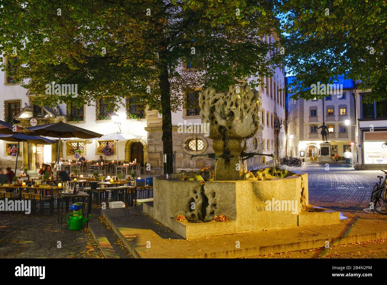 La fontaine de vie de Günther Mauermann au marché du charbon, la vieille ville de Ratisbonne, le Haut-Palatinat, la Bavière, Allemagne Banque D'Images