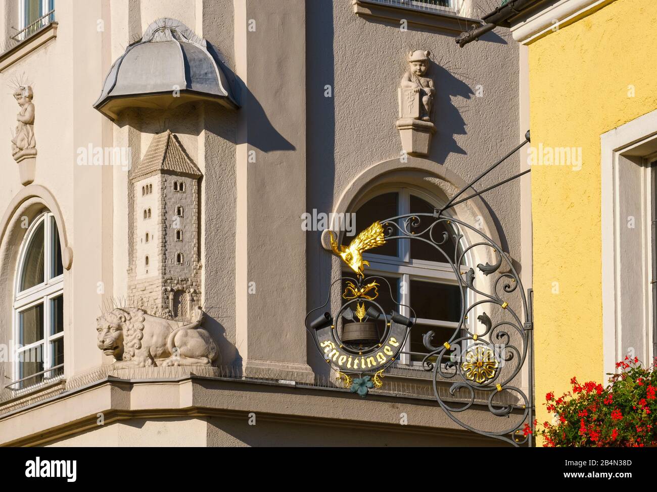 Tavern signe du restaurant de la brasserie Kneitinger et miniature de l'Arnulfsturm à Arnulfsplatz, Regensburg, Haut-Palatinat, Bavière, Allemagne Banque D'Images