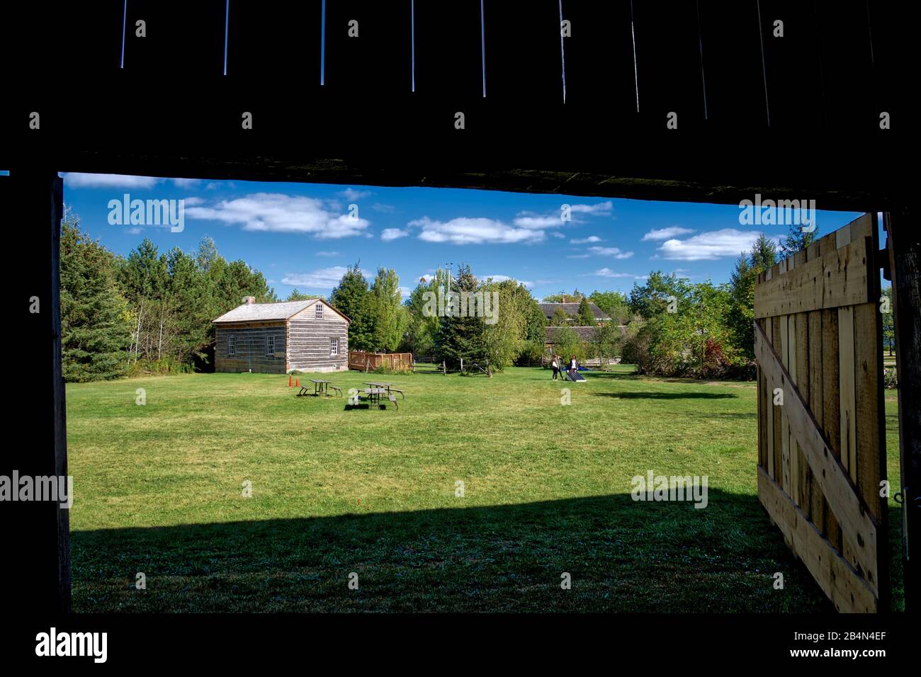 La ferme est vue à travers le cadre en bois de la ferme de la maison de grange Banque D'Images La ferme est vue à travers le cadre en bois de la ferme de la maison de grange Banque D'Images