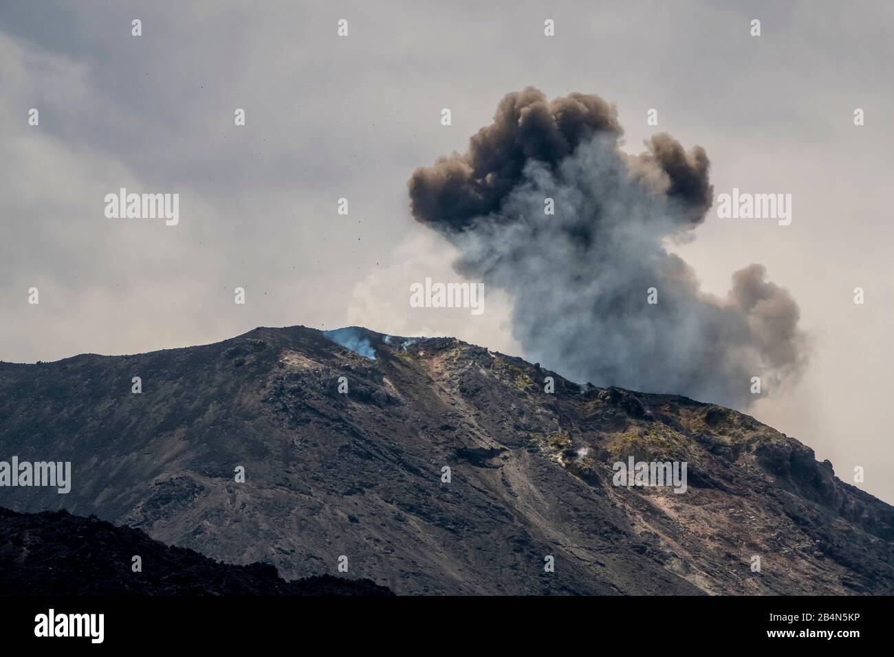 Le volcan Stromboli avec nuage de fumée, Lipari, Iles Eoliennes, Iles Eoliennes, Mer Tyrrhénienne, Italie du Sud, Europe, Sicile, Italie Banque D'Images