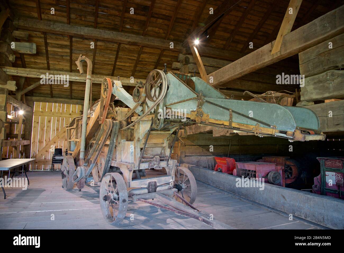 Ancien équipement agricole, machines et moissonneuse-batteuse dans la grange agricole Banque D'Images Ancien équipement agricole, machines et moissonneuse-batteuse dans la grange agricole Banque D'Images