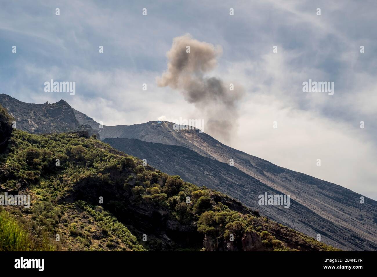 Le volcan Stromboli avec nuage de fumée, Lipari, Iles Eoliennes, Iles Eoliennes, Mer Tyrrhénienne, Italie du Sud, Europe, Sicile, Italie Banque D'Images