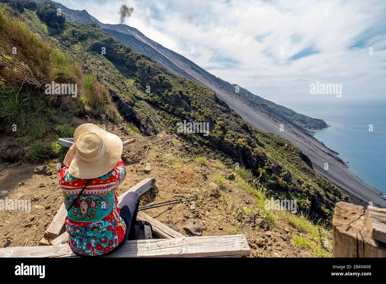 Reposez-vous sur le volcan Stromboli avec nuage de fumée, randonneur, randonneur, forêt et cendres volcaniques, Lipari, Iles Eoliennes, Iles Eoliennes, Mer Tyrrhénienne, Italie du Sud, Europe, Sicile, Italie Banque D'Images