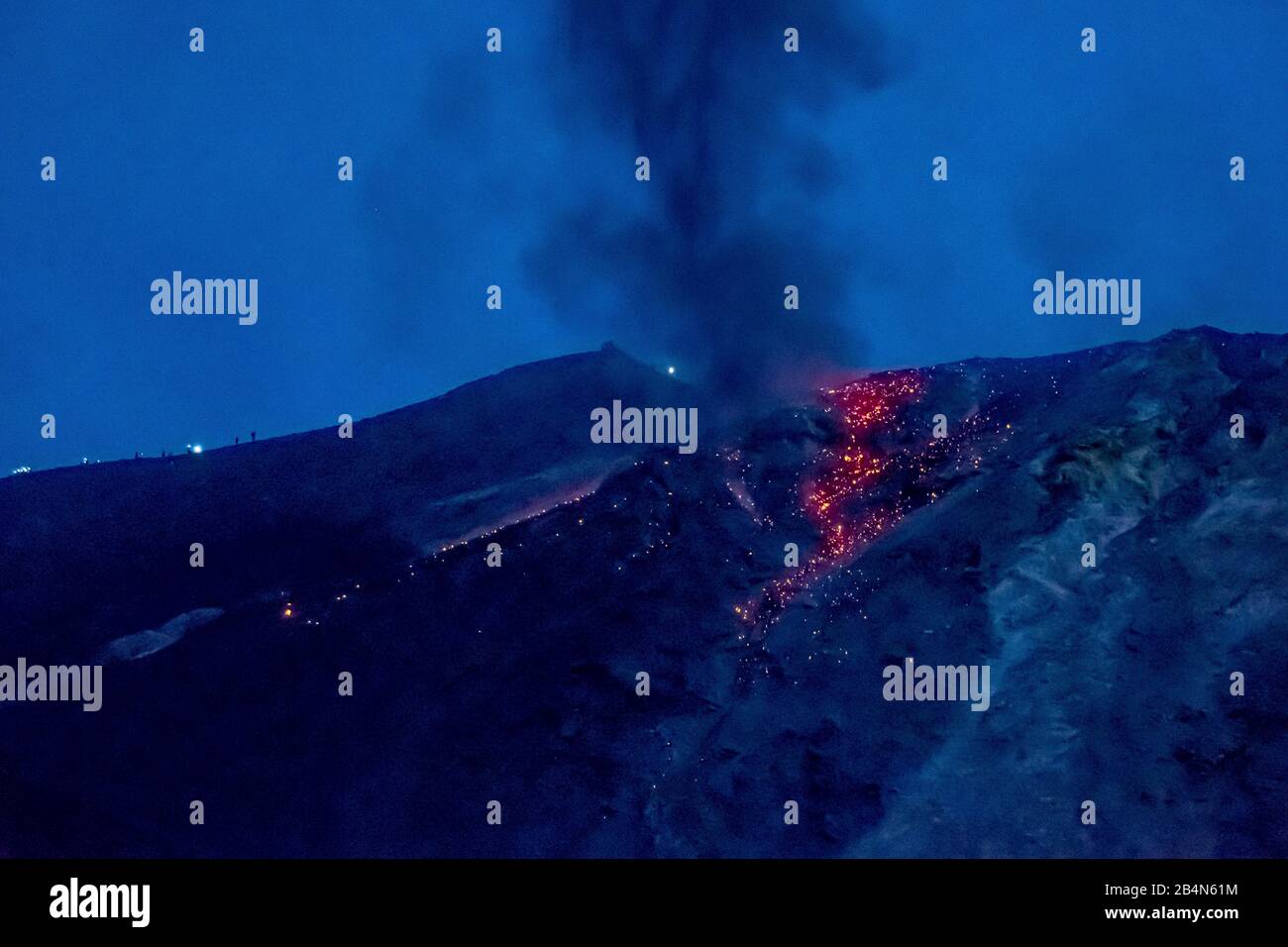 Scène nocturne du feu et nuage de fumée du volcan Stromboli, éruption, Lipari, Iles Eoliennes, Iles Eoliennes, Mer Tyrrhénienne, Italie du Sud, Europe, Sicile, Italie Banque D'Images