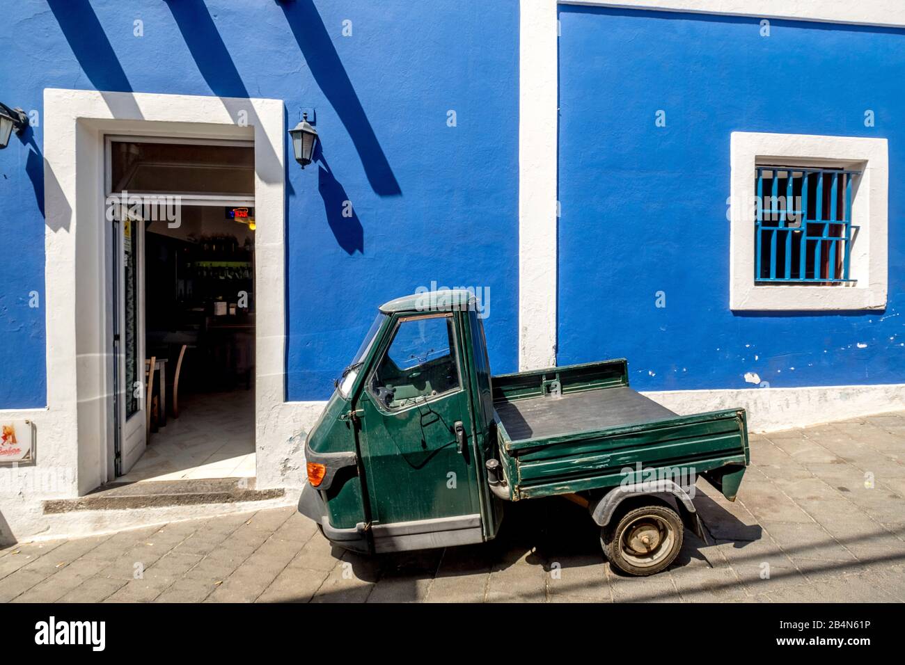 Piaggio Ape devant un café avec mur bleu de maison, Stromboli, Iles Eoliennes, Iles Eoliennes, Mer Tyrrhénienne, Italie du Sud, Europe, Sicile, Italie Banque D'Images