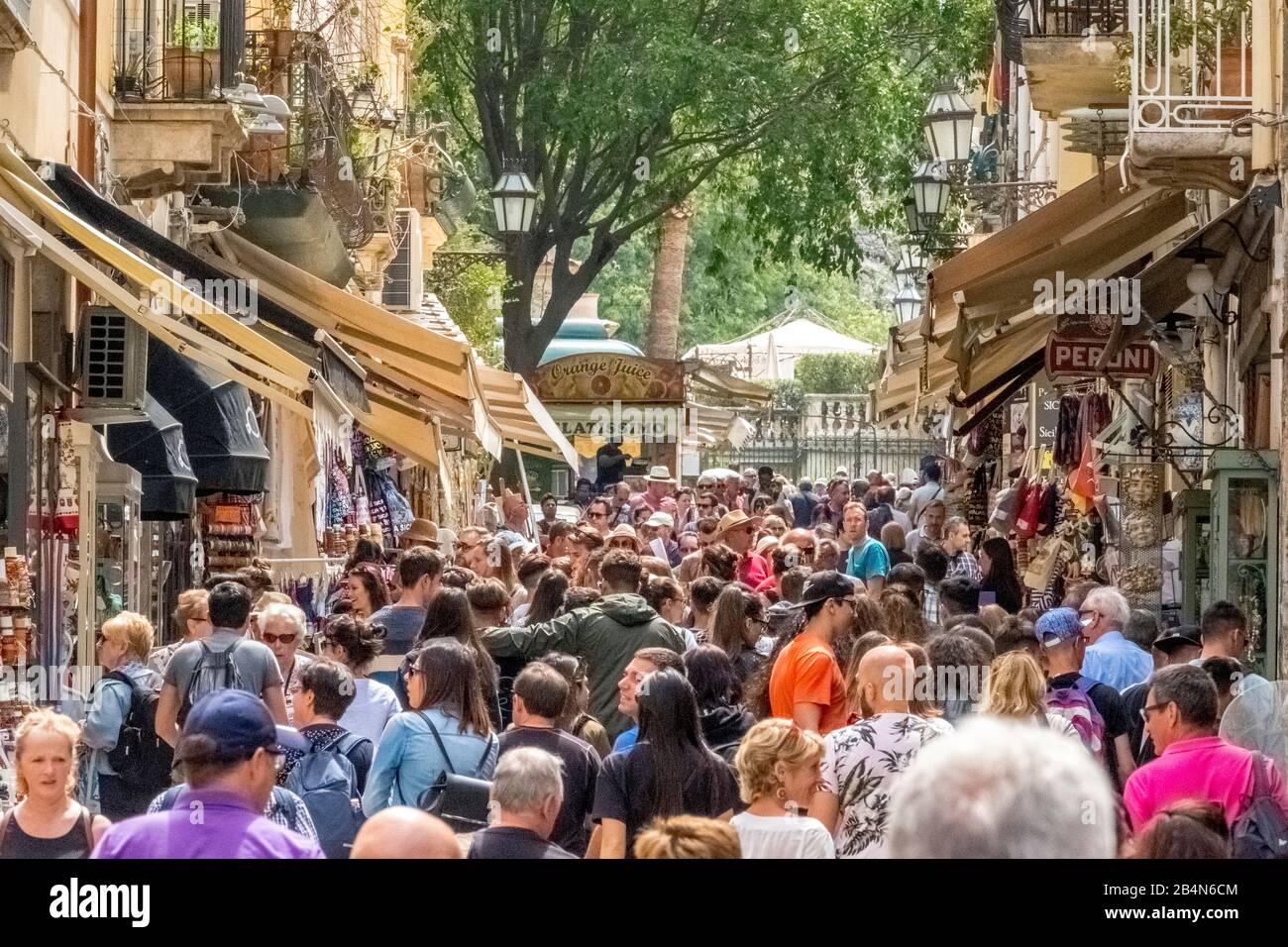 Le tourisme de masse, de nombreuses personnes dans la rue principale de Taormine, plein de rue commerçante à Taormine, dans le sud de l'Italie, en Europe, en Sicile, en Italie Banque D'Images
