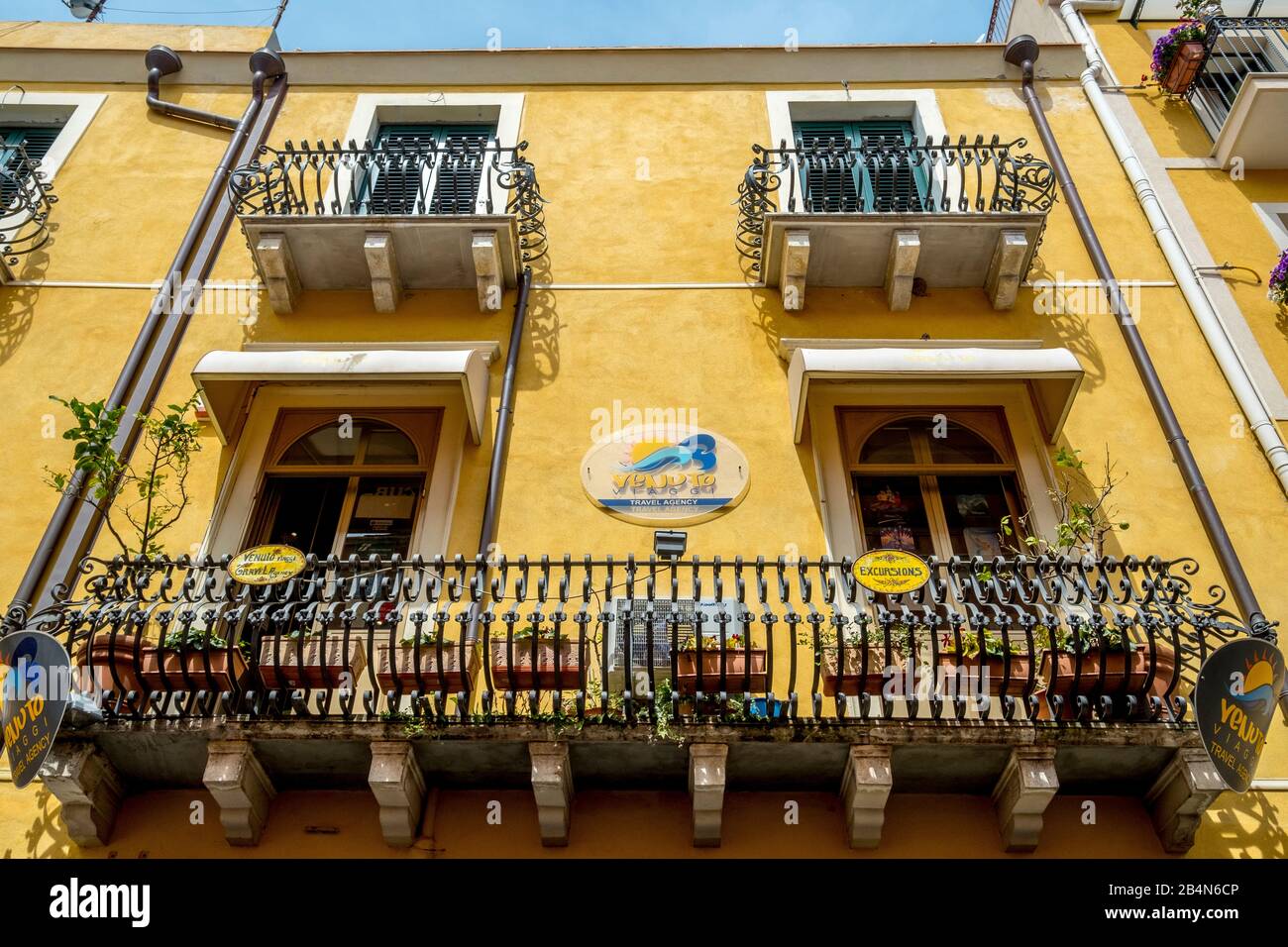 Vue colorée sur la maison avec balcon de l'agence de voyage Venuto Viaggi, Taormine, Italie du sud, Europe, Sicile, Italie Banque D'Images