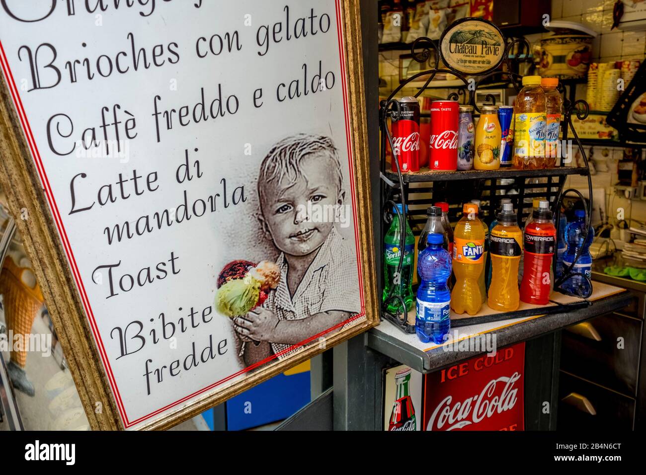Enseigne et boissons au magasin de glace, Taormine, Italie du Sud, Europe, Sicile, Italie Banque D'Images