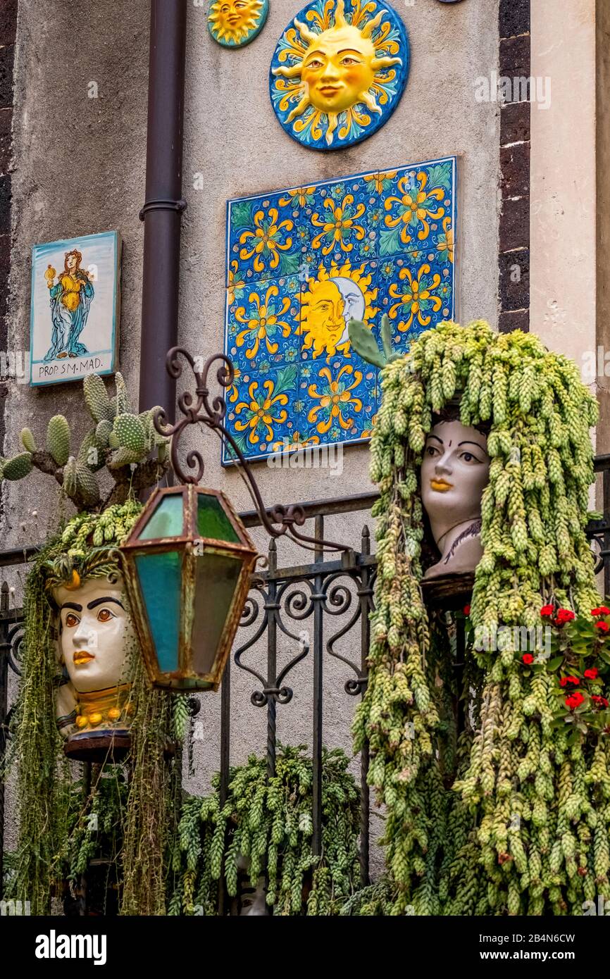 Faces en céramique colorées et ornées, Taormine, Italie du Sud, Europe, Sicile, Italie Banque D'Images