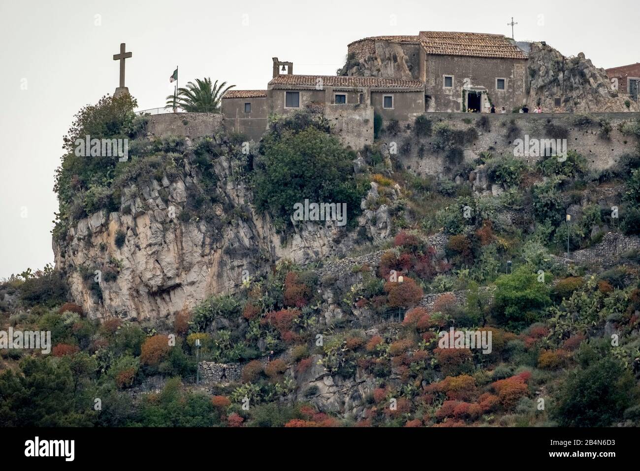 La petite église de la Madonna della Rocca est située sur une pente raide avec vue sur Taormine, Taormine, Italie du sud, Europe, Sicile, Italie Banque D'Images