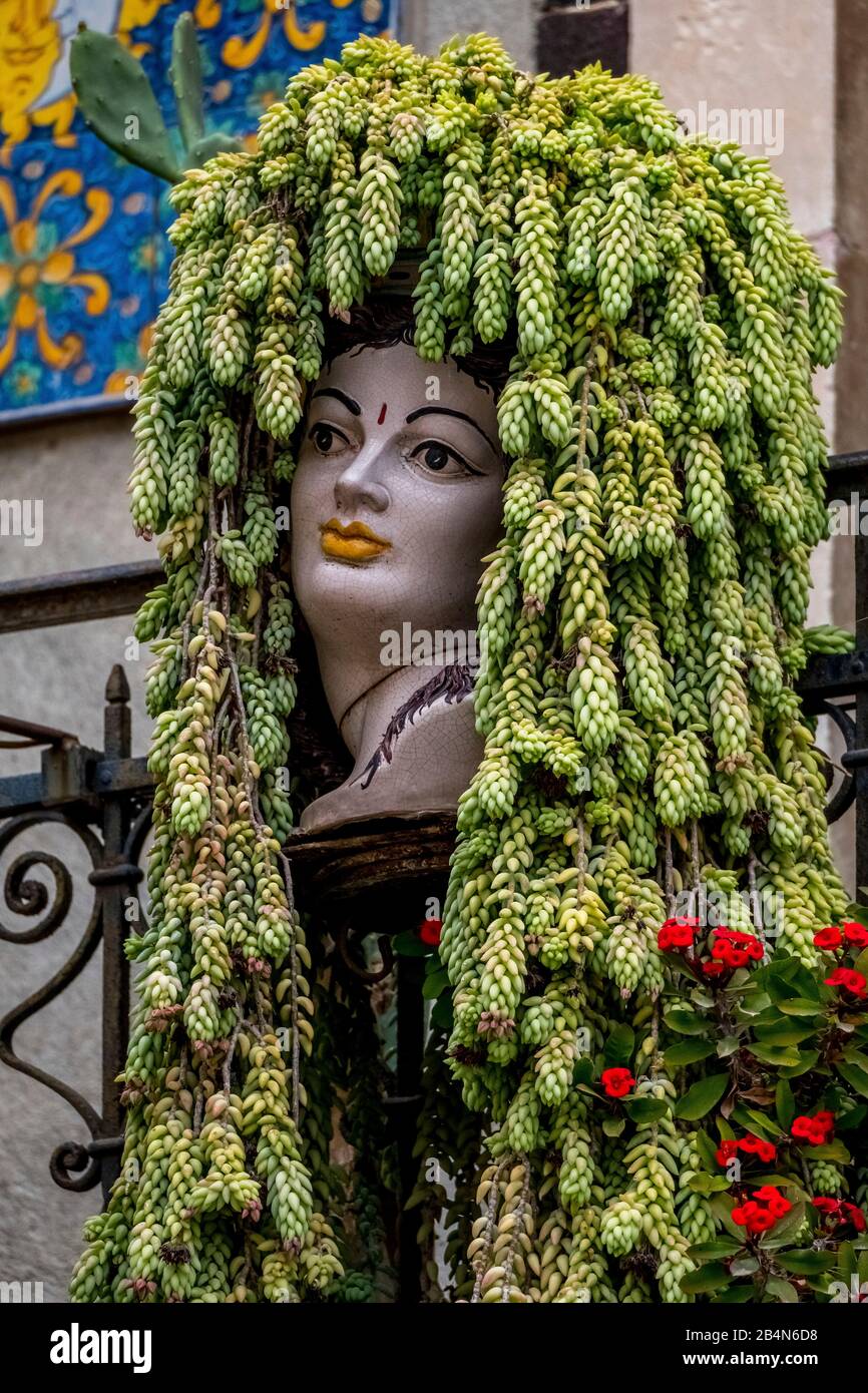 Faces en céramique colorées et ornées, Taormine, Italie du Sud, Europe, Sicile, Italie Banque D'Images