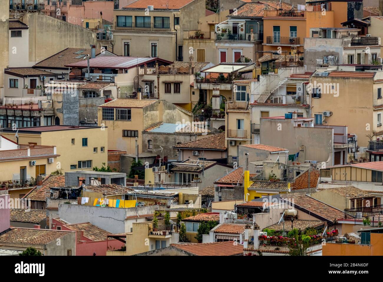 Maisons résidentielles et vue sur la ville, Taormine, Italie du sud, Europe, Sicile, Italie Banque D'Images