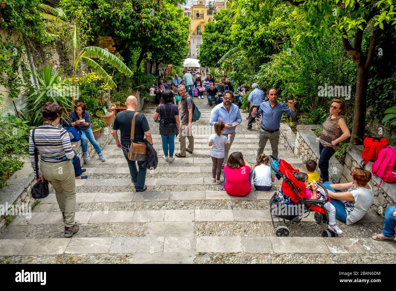 Les touristes pique-niquent et font une pause dans un escalier à Taormine, en Italie du sud, en Europe, en Sicile, en Italie Banque D'Images