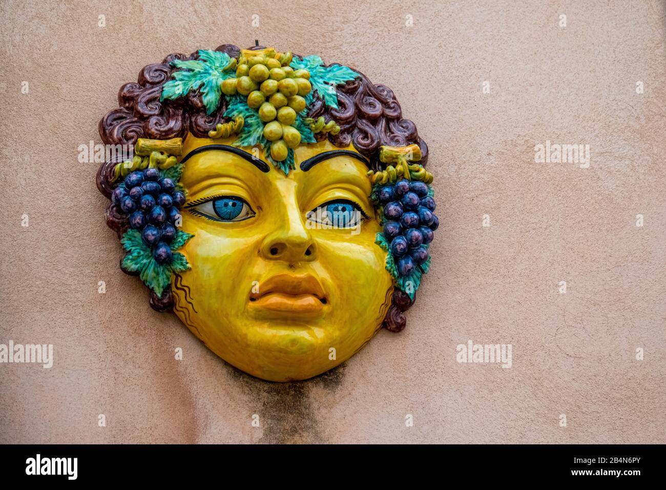 Faces en céramique colorées, Taormine, Italie du Sud, Europe, Sicile, Italie Banque D'Images