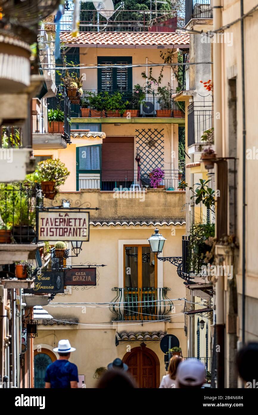 Allée pittoresque et mur de maison à Taormine, balcons avec plantes, sud de l'Italie, Europe, Sicile, Italie Banque D'Images