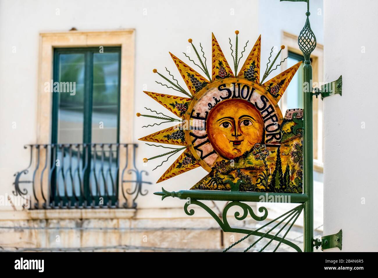 Fenêtre avec loggia et symbole du soleil, Taormine, Italie du Sud, Europe, Sicile, Italie Banque D'Images