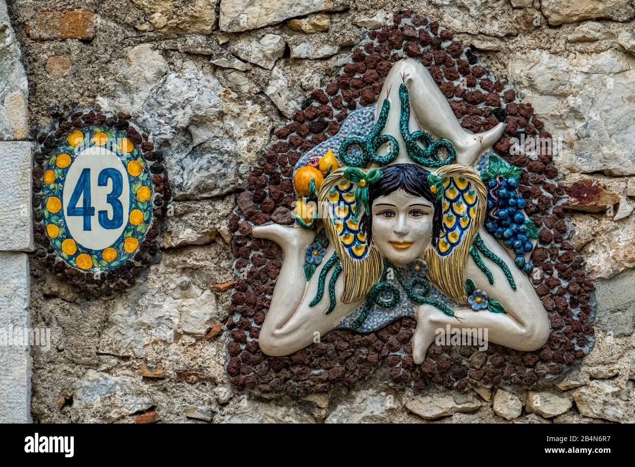 Maison en céramique ornée et panneau de porte, Trinacria, le symbole à trois pattes de la Sicile, Taormine, Italie du sud, Europe, Sicile, Italie Banque D'Images